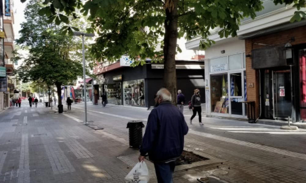 Σέρρες: Έβαλε τη μάσκα του και βγήκε βόλτα στους δρόμους